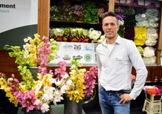 Bart van der helm van Kwekerij Bajo met de 80cm snij Cymbidiums op de beurs.